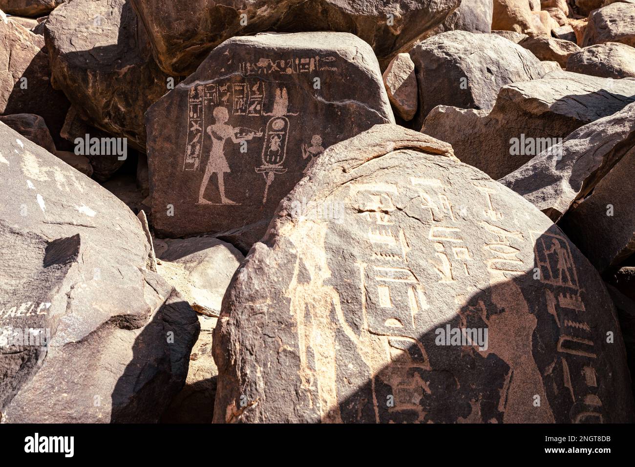 Hiéroglyphes égyptiens anciens. L'île Seheil d'Assouan, la plus connue pour la sculpture de la famine. Assouan. Egipt. Afrique. Banque D'Images