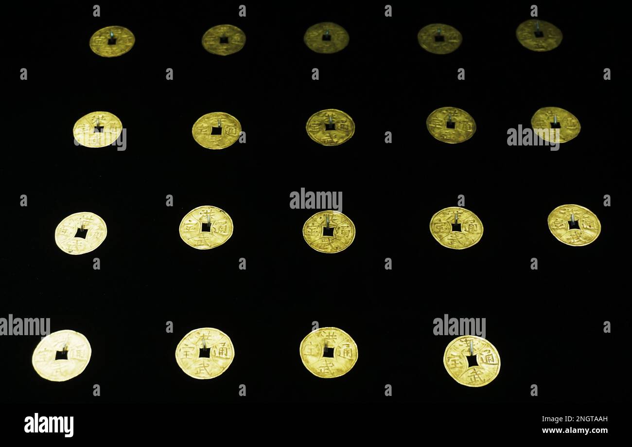 HANGZHOU, CHINE - le 19 FÉVRIER 2023 - photo prise le 19 février 2023 montre la pièce d'or « Hongwu Tongbao » de la dynastie Ming au cultu de Jiangnan Watertown Banque D'Images