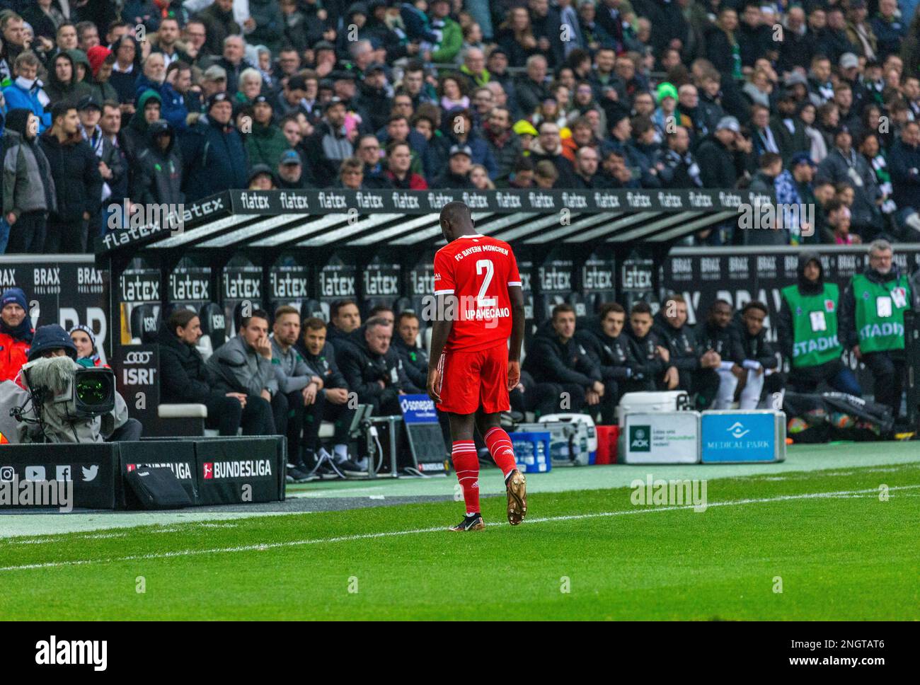 Sports, football, Bundesliga, 2022/2023, Borussia Moenchengladbach contre FC Bayern Munich 3-2, Stade Borussia Park, envoi par l'arbitre Tobias Welz à Dayotchancelle Upamecano (FCB) après cynique à Alassane (MG), le joueur quitte le terrain, les RÈGLEMENTS DFL INTERDISENT TOUTE UTILISATION DE PHOTOGRAPHIES OU QUASI-plaidoyer VIDÉO Banque D'Images