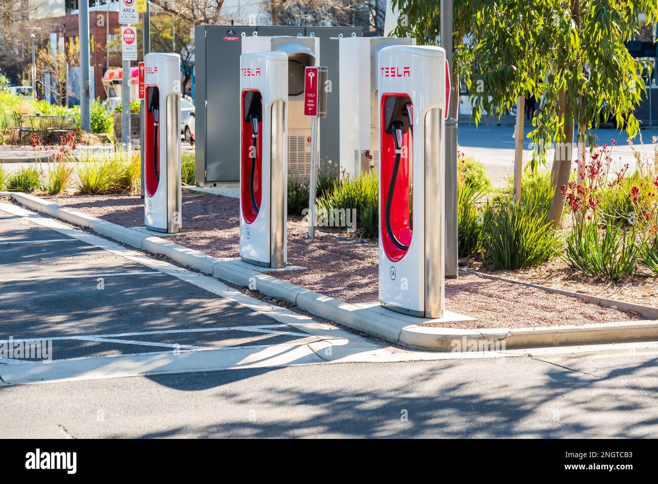 Quartier des affaires d'Adélaïde, Australie - 23 août 2019 : station de charge gratuite Tesla cars Super Charger EV dans le centre-ville d'Adélaïde sur Franklin Street Banque D'Images