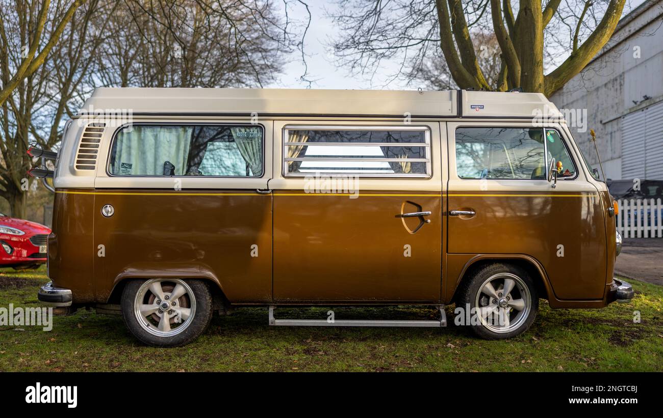 1970s Volkswagen Kombi Westfalia, exposé au Scramble de janvier qui s'est tenu au Bicester Heritage le 8th janvier 2023. Banque D'Images