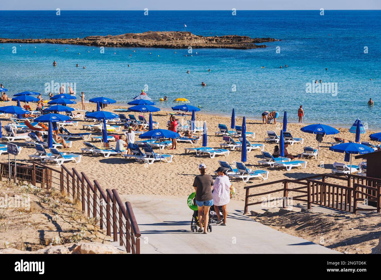 Fig Tree Beach et Fig Tree Bay Islet dans la station balnéaire de Protaras dans le district de Famagusta, pays insulaire de Chypre Banque D'Images