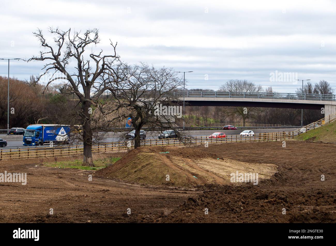 Datchet, Berkshire, Royaume-Uni. 17th février 2023. Le composé de M4 à Datchet, à la frontière de Slough, qui a été utilisé pour stocker tous les matériaux de travaux de l'autoroute intelligente, est maintenant mis hors service. Une tranchée est creusée pour enterrer le câblage. D'énormes tas de terre sont enlevés et l'escrime de protection autour de deux vieux chênes a été enlevé. La région était auparavant utilisée comme champs pour les chevaux de pâturage. Crédit : Maureen McLean/Alay Banque D'Images