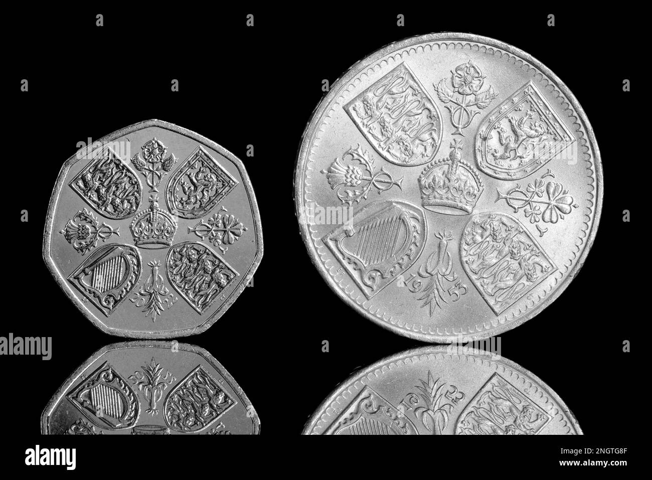 Face arrière d'une couronne de 2022 50p et 1953 avec couronne au centre d'une croix emblématique formée d'un chardon, d'une rose, d'un poireau et d'un shamrock Banque D'Images