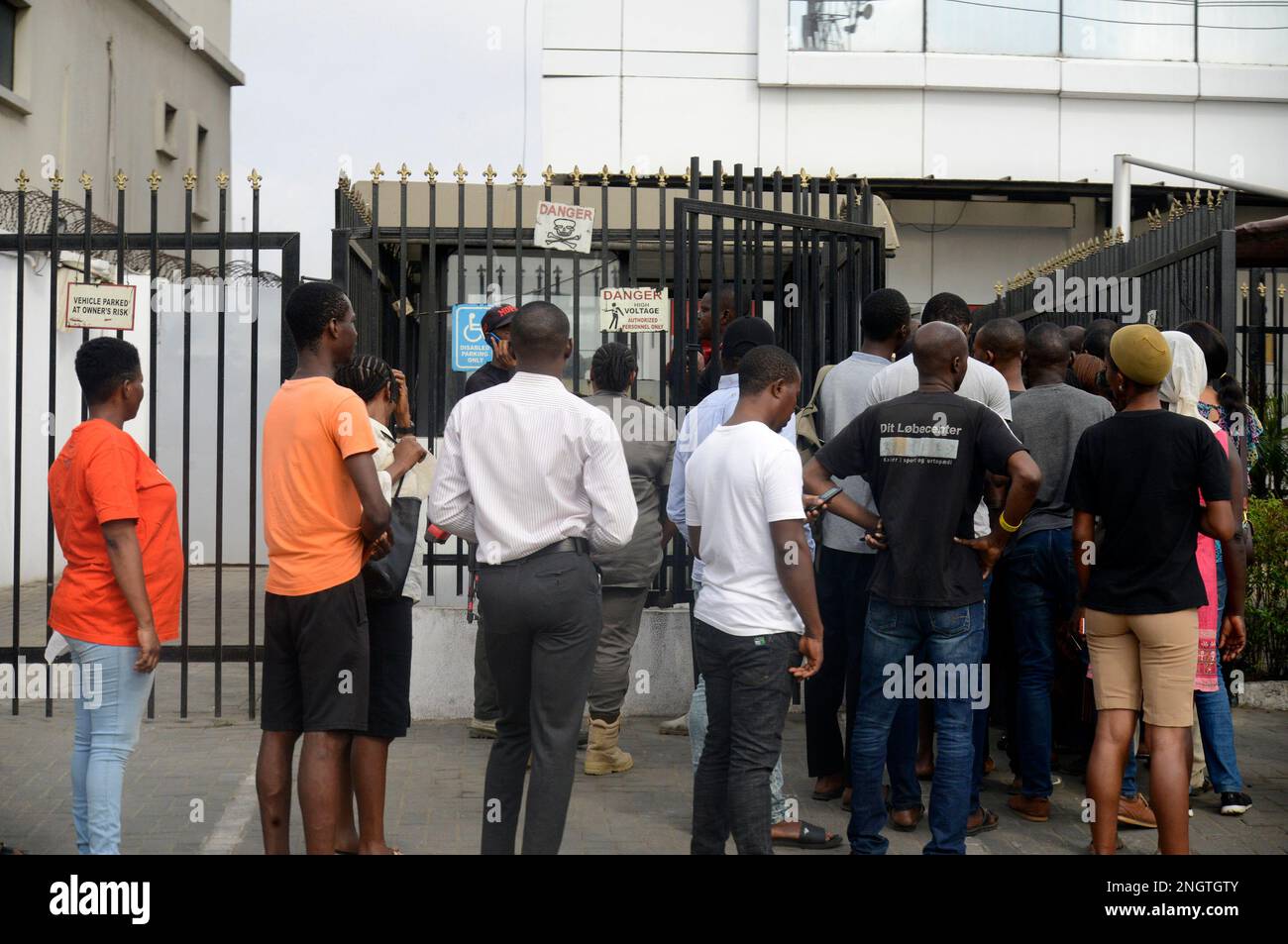 Lagos, Nigeria, 8 février 2023 les clients qui font la queue pendant de longues heures pour obtenir de l'argent à la Zenith Bank, dans la région d'Agege, à Lagos, Nigeria, le mercredi, février Banque D'Images