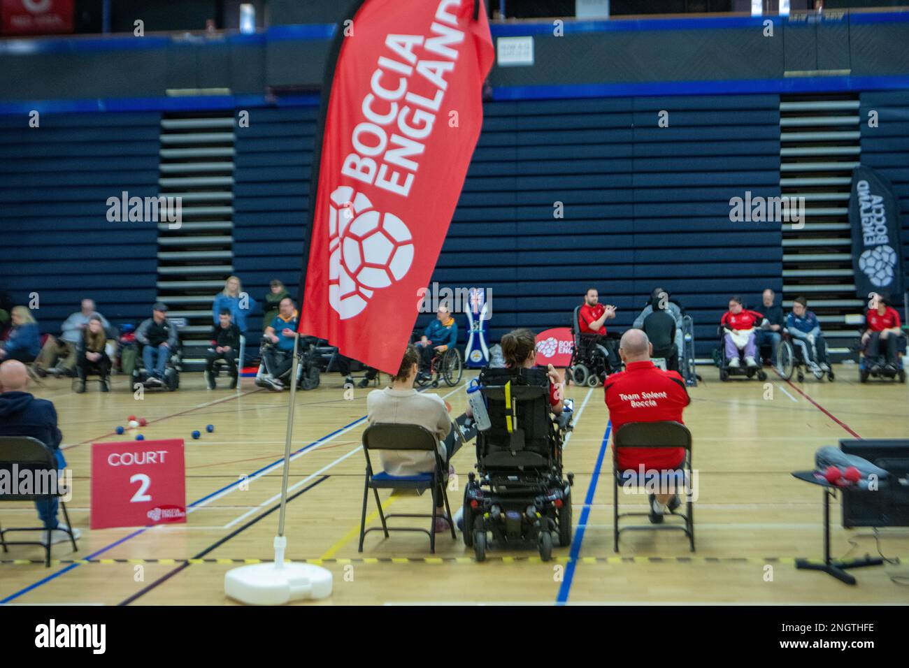 Brentwood Essex 19th févr. 2023 Boccia Angleterre présentoir Super League à Brentwood Essex. La boccia est un sport paralympique. C'est un sport de balle cible qui teste à la fois le contrôle musculaire et la précision. À partir d'une position assise (et donc idéal pour les utilisateurs de fauteuils roulants), les joueurs propulsent des balles pour atterrir près d'une balle de marqueur blanche - le cric. Si un joueur est incapable de saisir et de propulser une balle, une rampe peut être utilisée. La Super League se compose des huit meilleures équipes de Pan Disability du pays. Les équipes gagnent une place dans cette ligue grâce à la promotion de la Ligue nationale. Il y a quatre jours de présentation qui ont lieu b Banque D'Images