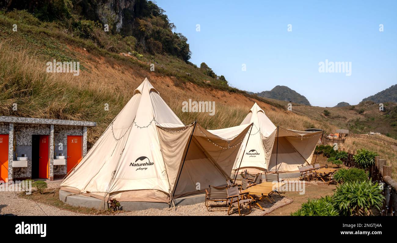 Zone de camping au complexe touristique de l'île MOC Chau, district de MOC Chau, province de son la, Vietnam. Il y a ici un célèbre pont de verre, enregistré dans le Banque D'Images