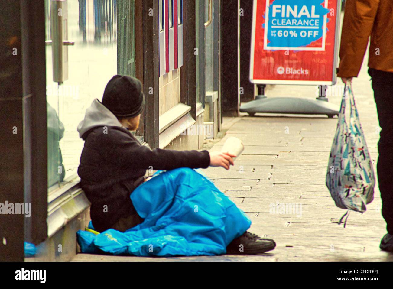 Glasgow, Écosse, Royaume-Uni 19th février 2023. Les sans-abri implorent de faire du shopping sur Buchanan Street, le style Mile of Scotland reflétant la dystopie au cœur de la ville. Crédit Gerard Ferry/Alay Live News Banque D'Images