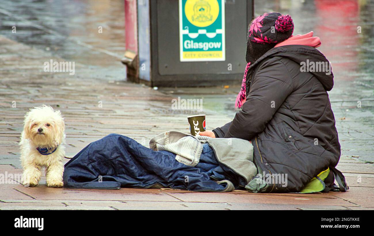 Glasgow, Écosse, Royaume-Uni 19th février 2023. Les sans-abri implorent de faire du shopping sur Buchanan Street, le style Mile of Scotland reflétant la dystopie au cœur de la ville. Crédit Gerard Ferry/Alay Live News Banque D'Images