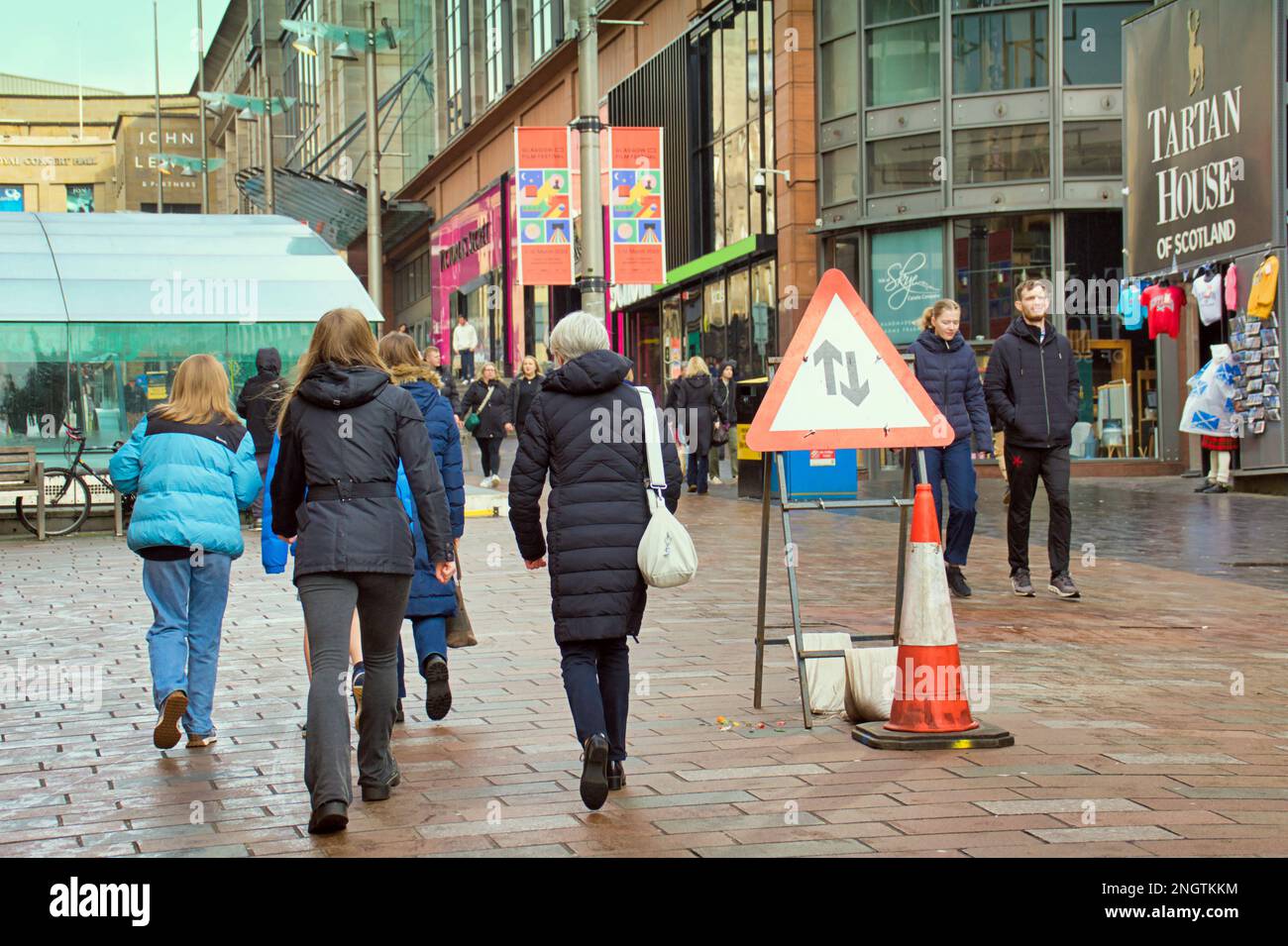 Glasgow, Écosse, Royaume-Uni 19th février 2023. Panneau de signalisation à deux voies Shopping sur Buchanan Street, le style Mile of Scotland reflétant la dystopie au cœur de la ville. Crédit Gerard Ferry/Alay Live News Banque D'Images