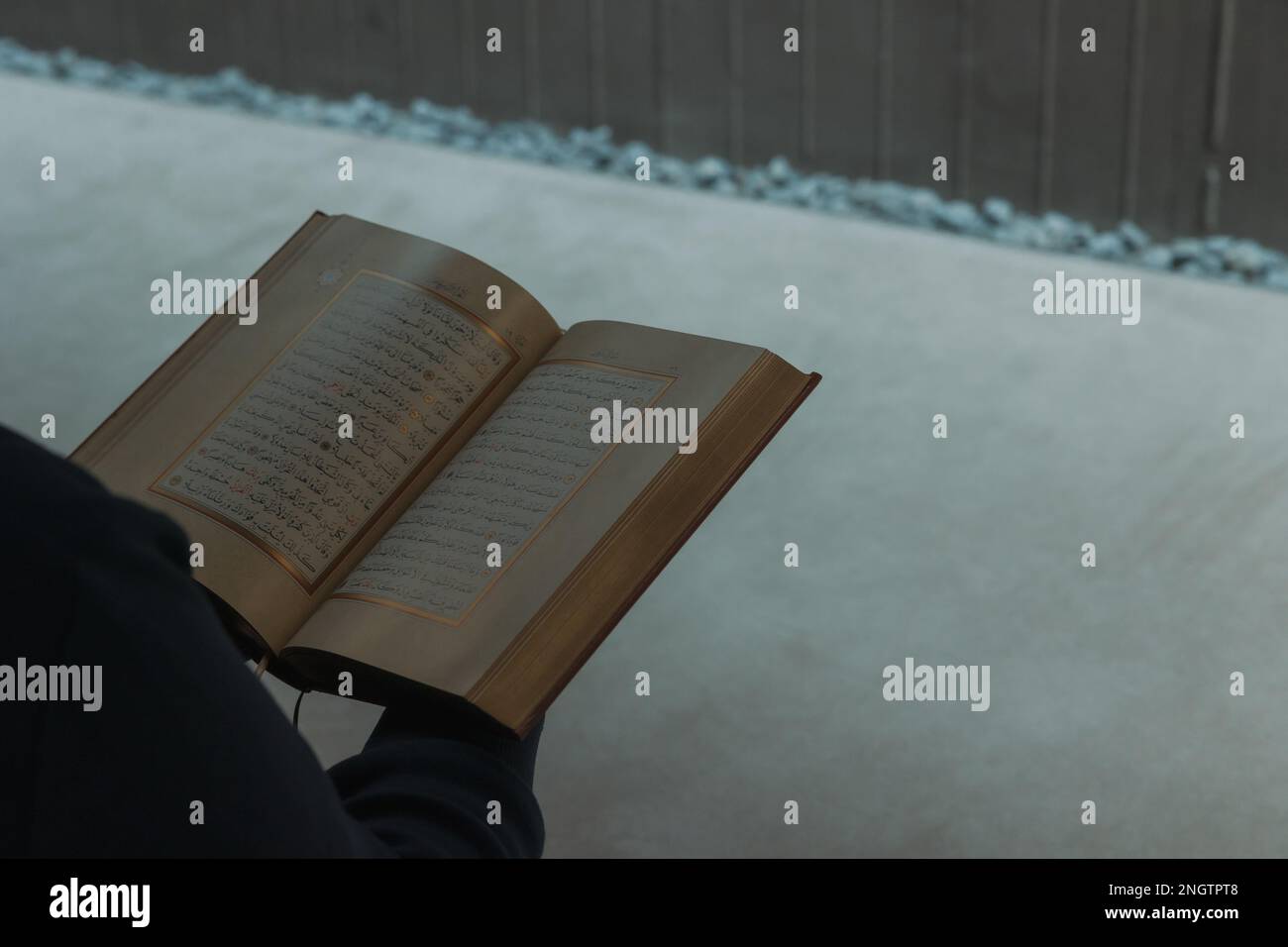 Photo islamique. Lecture du Saint Coran dans la mosquée. Ramadan ou islamique ou kandil ou lalat al-qadr ou kadir gecesi concept photo avec espace de copie pour Banque D'Images