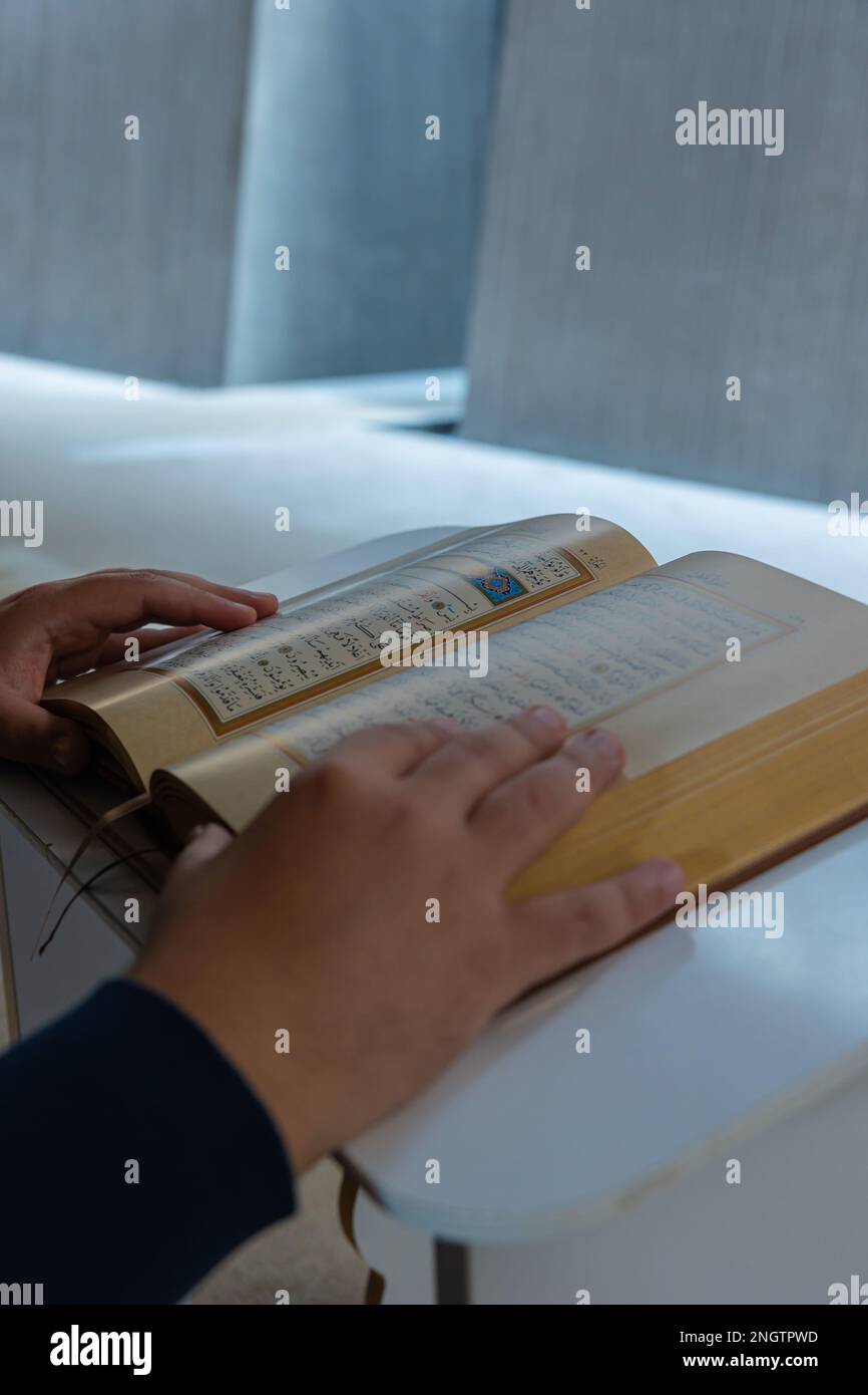 Photo islamique. Un musulman lisant le Saint Coran dans la mosquée. Ramadan ou islamique ou kandil ou lalat al-qadr ou kadir gecesi concept vertical phot Banque D'Images