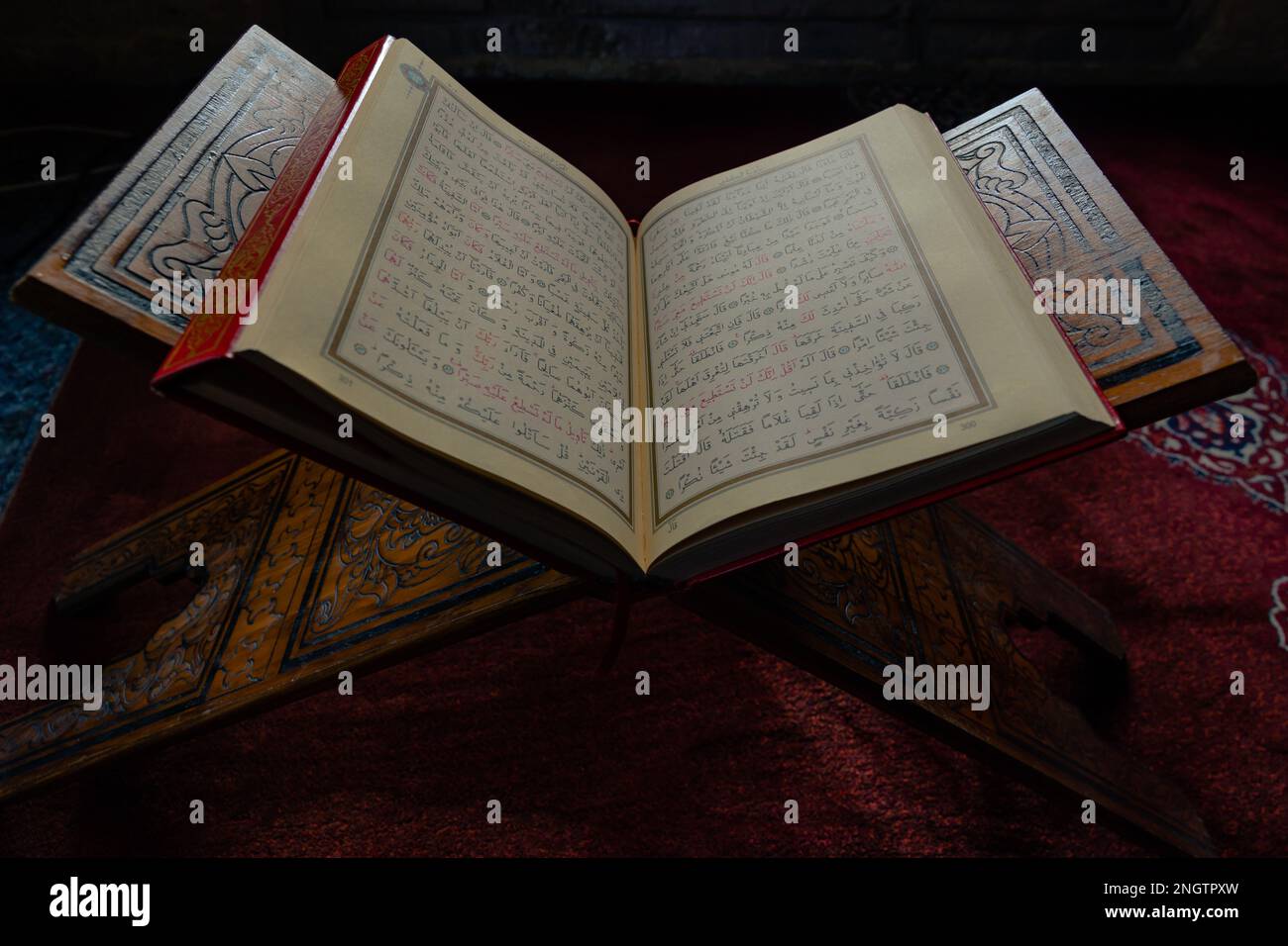 Photo de fond islamique. Le Saint Coran ou Kuran-i Kerim sur le pupitre. Ramadan ou kandil ou lalat al-qadr ou concept islamique. Istanbul Turkiye - 1 Banque D'Images