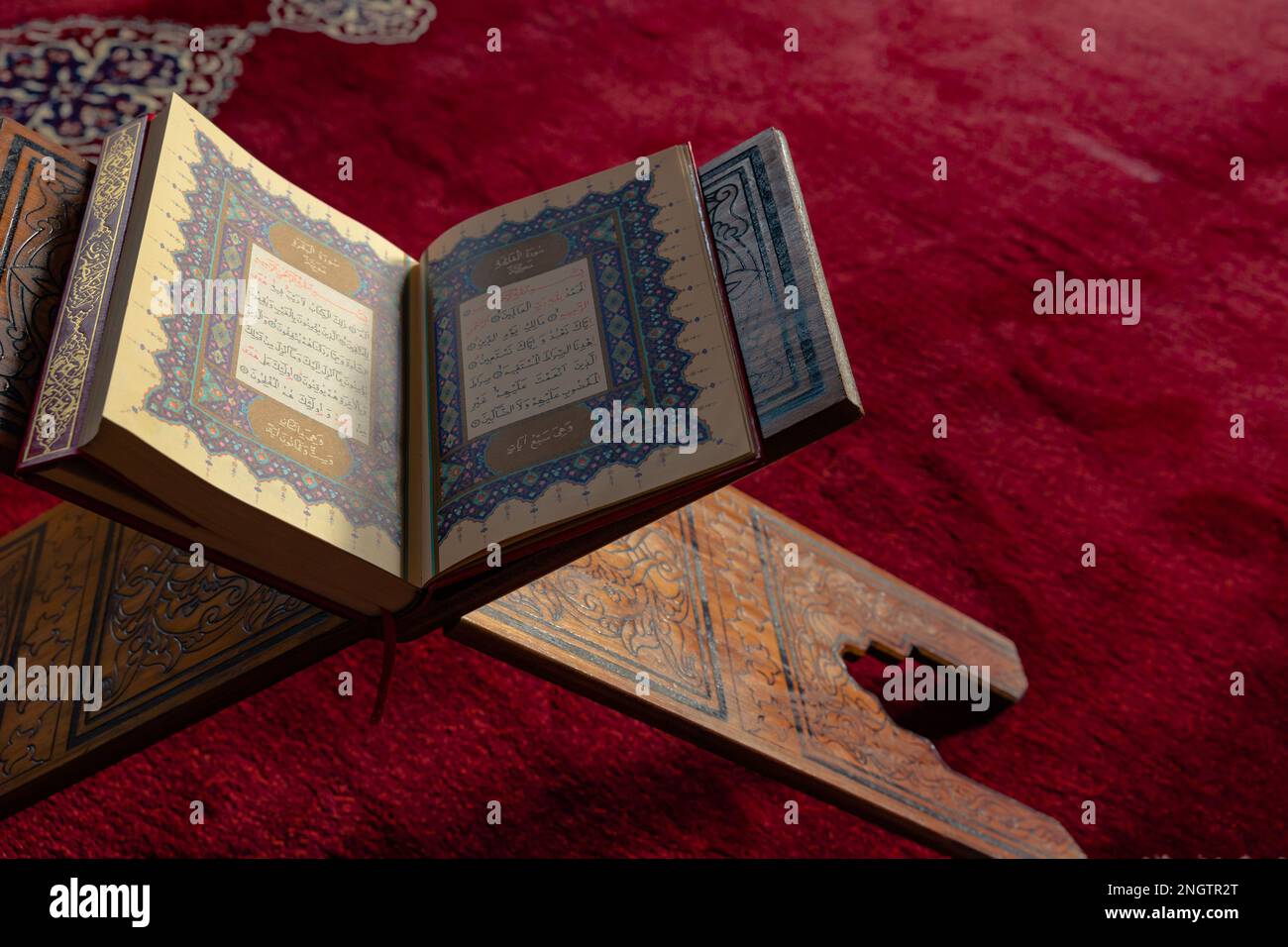 Concept islamique ou Ramadan. Le Saint Coran ou Kuran-i Kerim sur le pupitre dans une mosquée avec un espace de copie pour les textes. Istanbul Turkiye - 1.18.2023 Banque D'Images