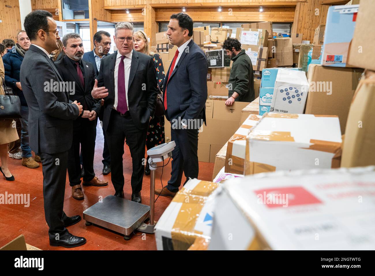 Keir Starmer, le leader travailliste, et Anas Sarwar, le dirigeant travailliste écossais (à droite), avec le consulat général turc Ozgur Yavuzer (à gauche) lors d'une visite au Centre de secours pour le tremblement de terre en Turquie à Édimbourg après la Conférence du Parti travailliste écossais. Date de la photo: Dimanche 19 février 2023. Banque D'Images