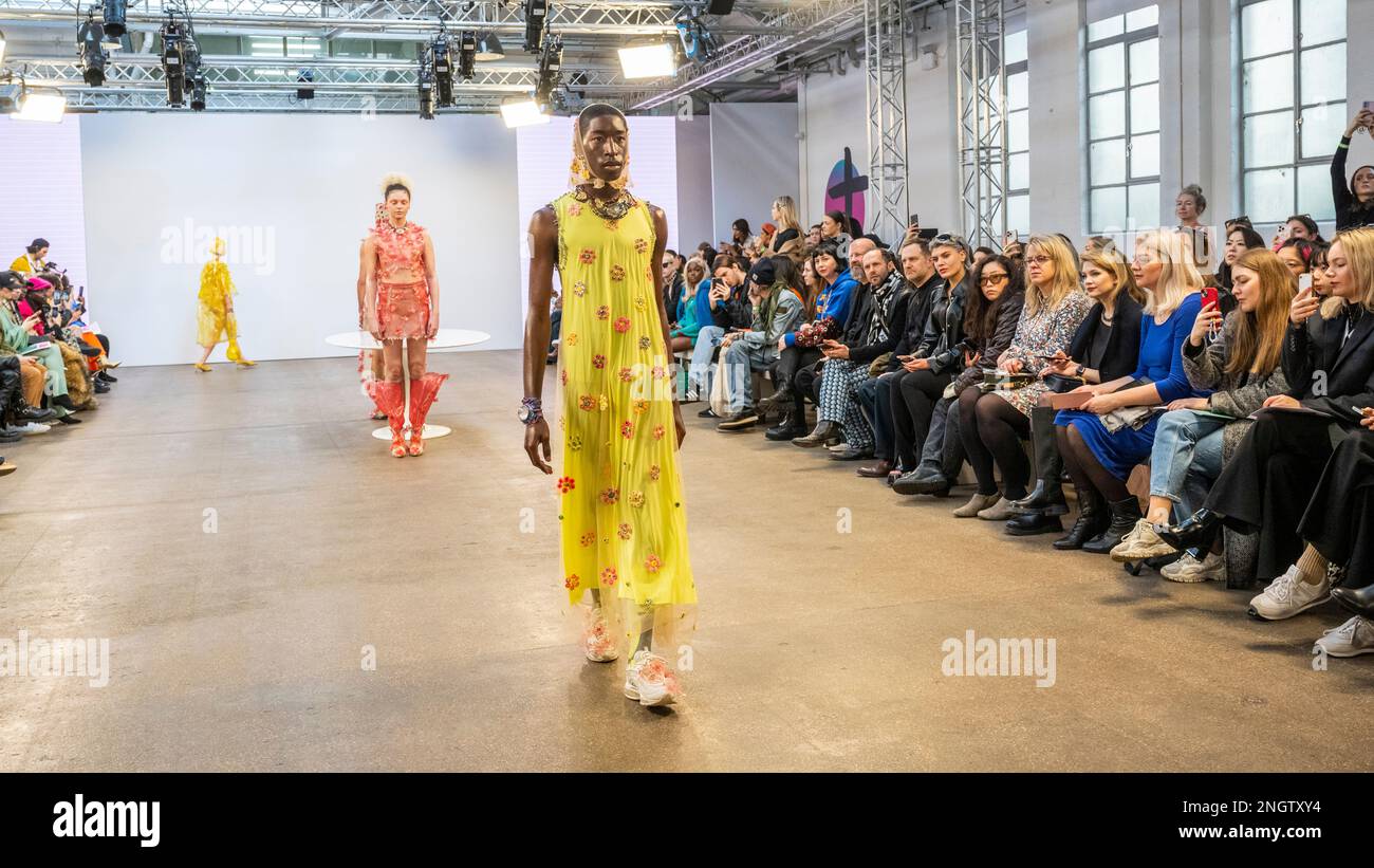 Londres, Royaume-Uni. 19 février 2023. Les modèles portent un regard de Mata Durikovic, créé à partir de cuir de cristal bioplastique (comestible), dans le spectacle de passerelle MADBYMAD pendant la semaine de la mode de Londres (LFW) au Fashion Scout où des créations pour l'automne/hiver 2023 (AW23) de nouveaux designers sont présentées. Cet événement de cinq jours présente des spectacles de passerelle, des présentations et d'autres événements de plus de 116 000 designers de la capitale. Credit: Stephen Chung / Alamy Live News Banque D'Images