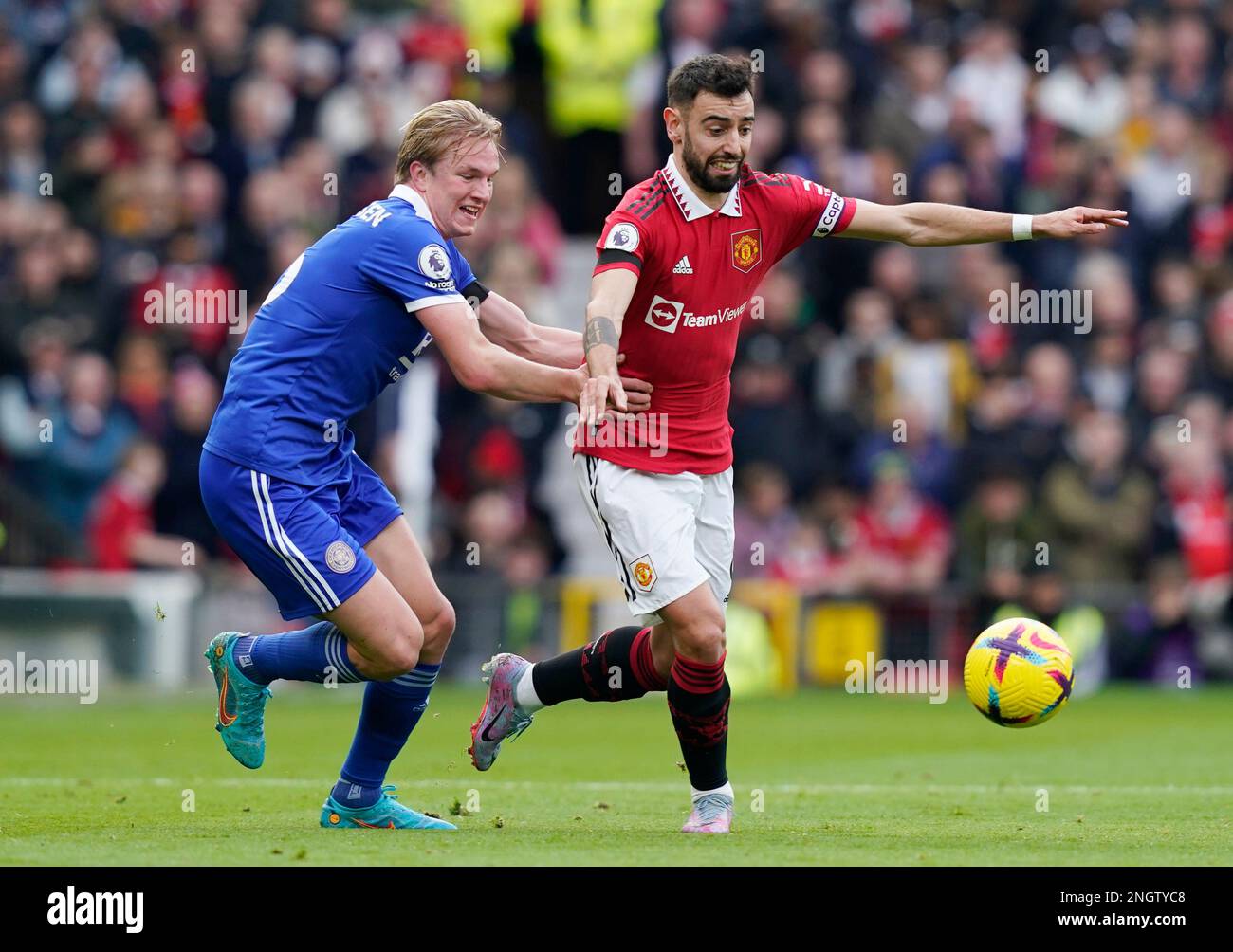 Manchester, Royaume-Uni. 19th févr. 2023. Victor Kristiansen de Leicester City et Bruno Fernandes de Manchester United lors du match de Premier League à Old Trafford, Manchester. Le crédit photo devrait se lire: Andrew Yates/Sportimage crédit: Sportimage/Alay Live News Banque D'Images