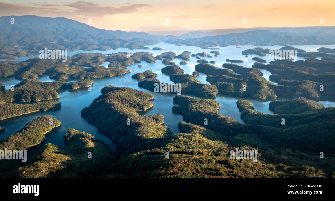 Ta Dung lac avec de nombreuses petites îles composent la beauté sereine et rustique dans les hautes terres Lam Dong province du Vietnam Banque D'Images