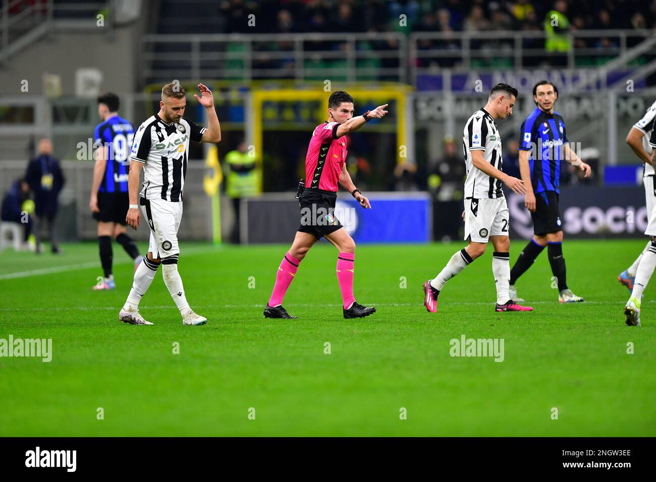 Milan, Italie. 18th févr. 2023. L'arbitre Federico Dionisi pointe sur la pénalité au cours de la série Un match entre Inter et Udinese à Giuseppe Meazza à Milan. (Crédit photo : Gonzales photo/Alamy Live News Banque D'Images