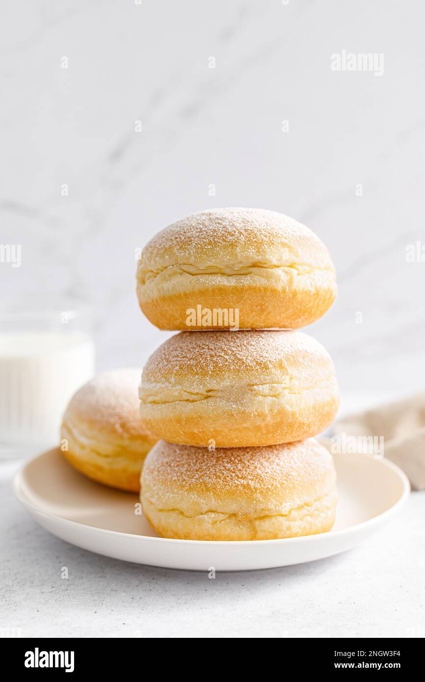 Donut Berliner. Beignet allemand traditionnel avec confiture de framboises, saupoudrés de sucre glace Banque D'Images