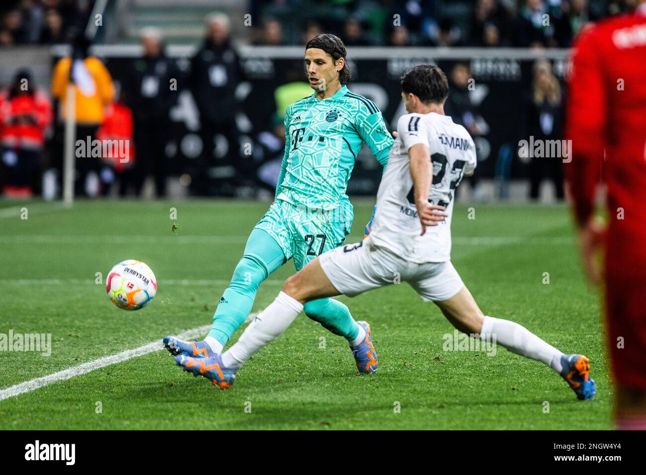 Mönchengladbach, Parc Borussia, 18.02.23: Torwart Yann Sommer (L) (münchen) gegen Jonas Hofmann (Gladbach) beim Fussball 1.Bundesliga Spiel Borussia M. Banque D'Images