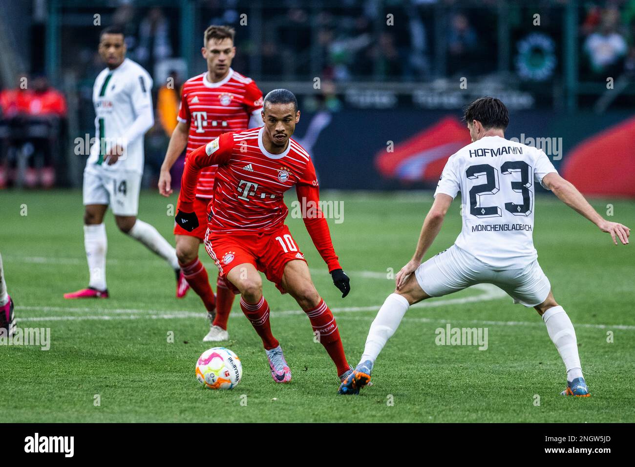 Mönchengladbach, Parc Borussia, 18.02.23: Leroy Sane (L) (München) gegen Jonas Hofmann (Gladbach) beim Fussball 1.Bundesliga Spiel Borussia Mönchengla Banque D'Images