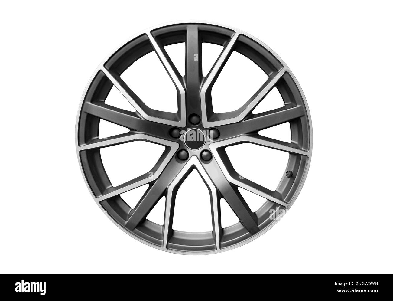 Roue en alliage de voiture isolée sur fond blanc.Nouvelle roue en alliage pour une voiture sur fond blanc.Jante en alliage isolée.Disque de roue de voiture. Banque D'Images