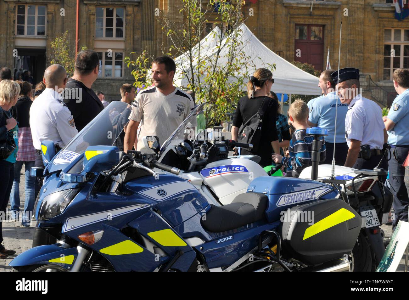 La police française et leurs véhicules sur la place Ducale de Charleville-Mézières pour une manifestation publique | démonstration de la police nationale et de la Banque D'Images