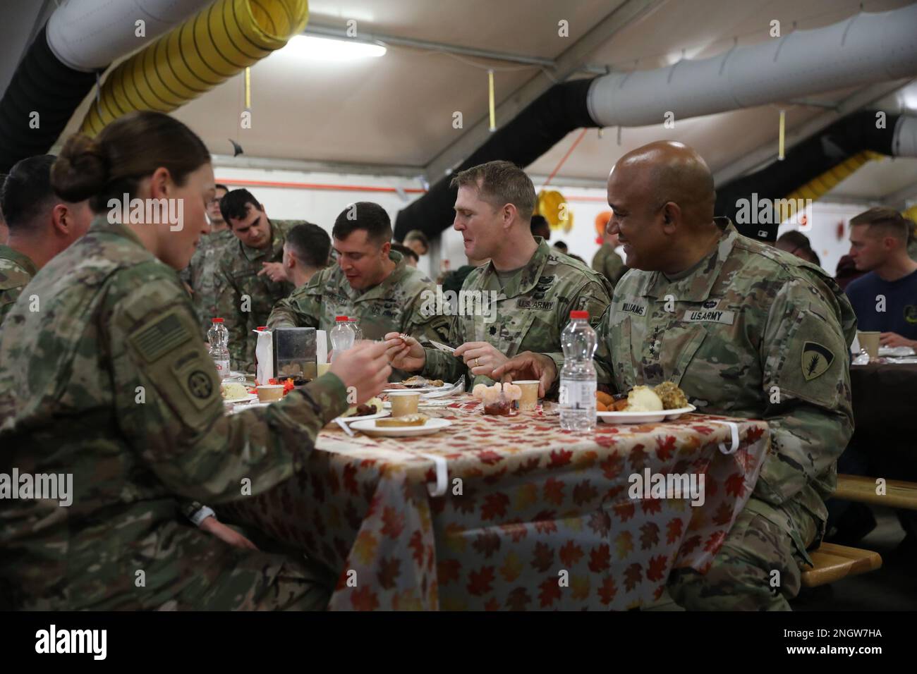 Général Darryl A. Williams, commandant général des États-Unis L'armée de l'Europe et l'Afrique se joint aux soldats lors d'un repas de Thanksgiving à la base aérienne de Mihail Kogălniceanu à România, le 24 novembre 2022. Les dirigeants de l'armée continuent de tendre la main aux soldats pour aider à renforcer le moral pendant la période des fêtes. Banque D'Images