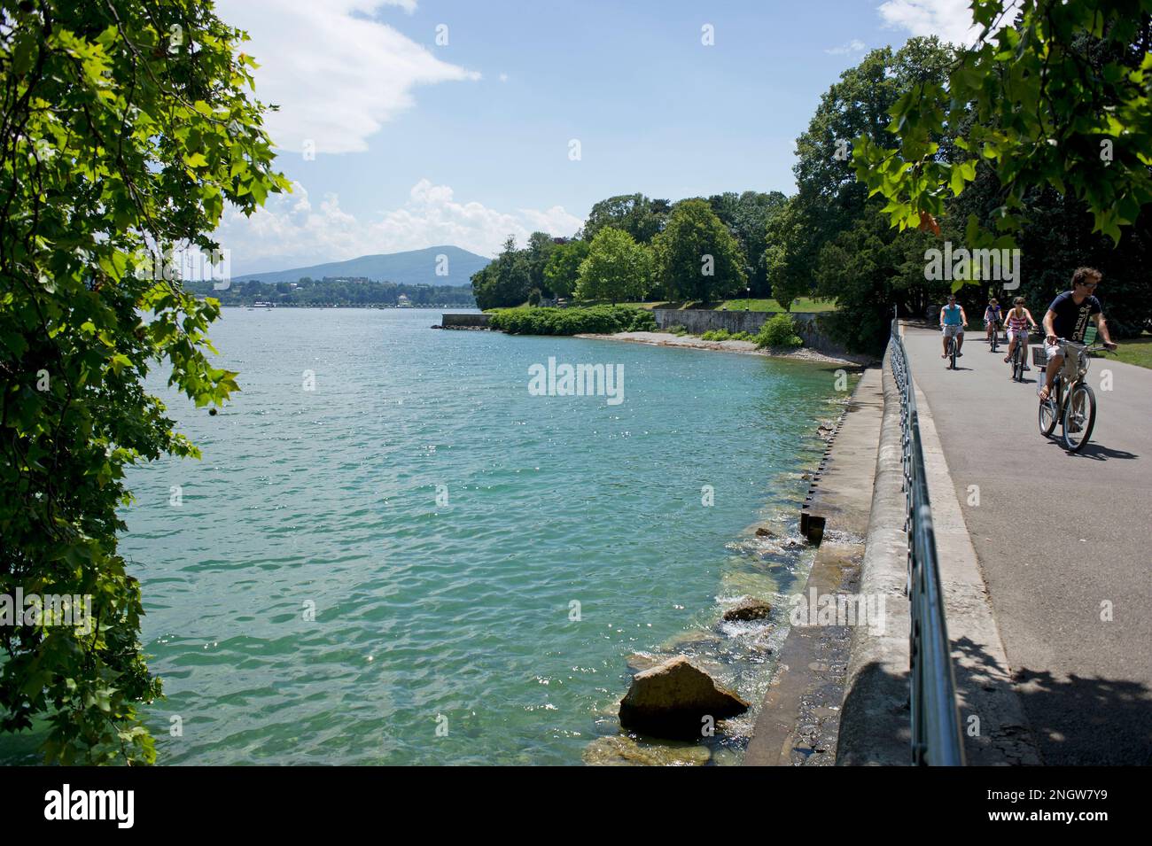 Genève fête les rives du lac Léman entre les espaces verts et immeubles rigides. Le canton de Genève est une véritable enclave dans les frontières Banque D'Images