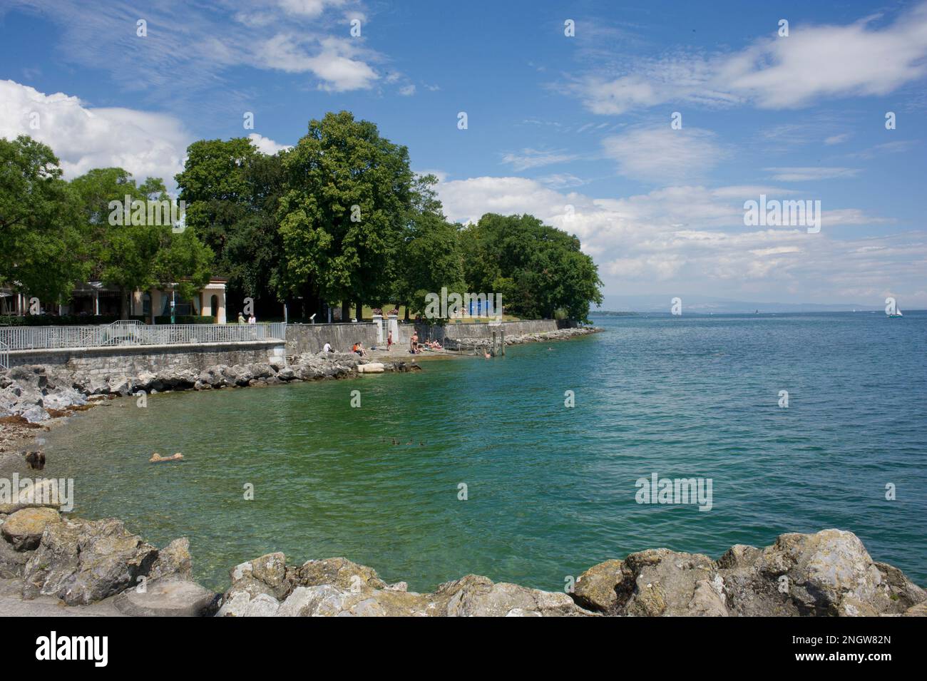 Genève fête les rives du lac Léman entre les espaces verts et immeubles rigides. Le canton de Genève est une véritable enclave dans les frontières Banque D'Images
