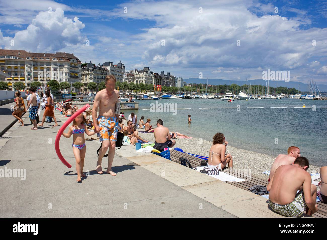 Genève fête les rives du lac Léman entre les espaces verts et immeubles rigides. Le canton de Genève est une véritable enclave dans les frontières Banque D'Images