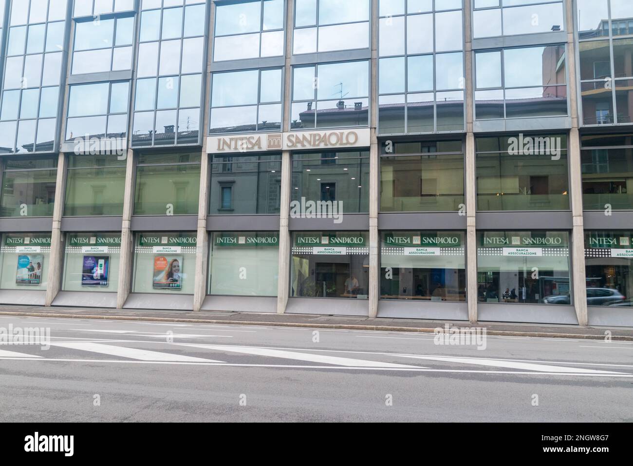 Bergame, Italie - 30 septembre 2022: Intesa Sanpaolo banque. Banque D'Images