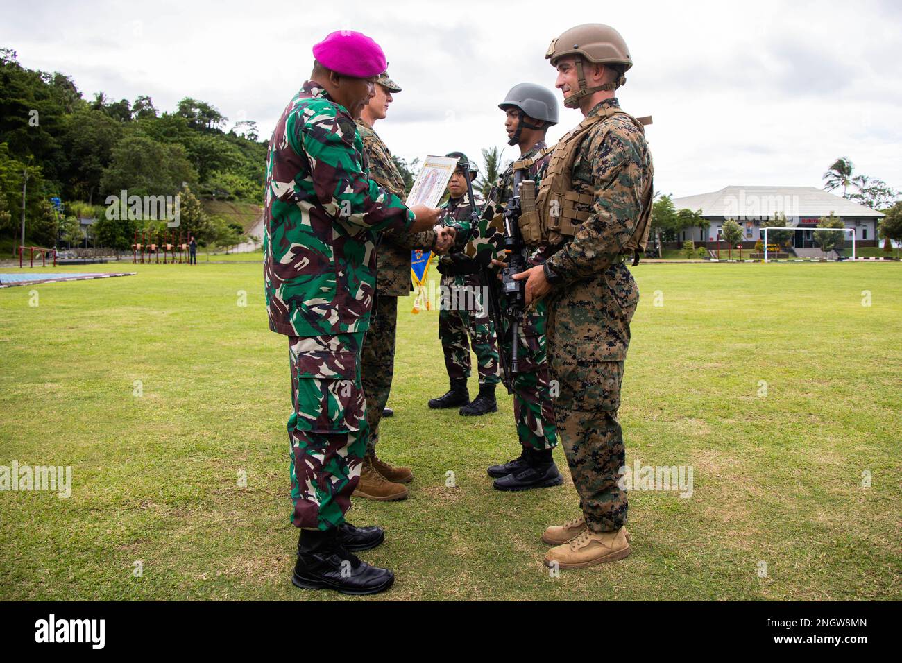 ÉTATS-UNIS Les Marines avec la Force de rotation marine en Asie du Sud-est (FRM-SEA), la Force expéditionnaire maritime I et les Marines indonésiennes avec le 7th Bataillon d'infanterie, 4th Brigade marine, reçoivent une reconnaissance lors de la cérémonie de clôture de l'exercice marin Keris (MAREX) 23, sur la base du 7th Bataillon d'infanterie, Lampung (Indonésie), le 24 novembre 2022. Keris MAREX est un exercice bilatéral organisé par l'armée nationale indonésienne entre les Korps Marinir Republik Indonesia et les États-Unis Le corps maritime s'est concentré sur la promotion de l'interopérabilité militaire, la sensibilisation au domaine maritime, le renforcement des relations et l'expansion des capacités Banque D'Images