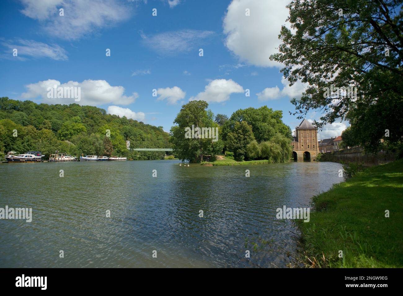 Le chef-lieu du département des ardennes est célébré pour sa magnifique place Ducale considérée comme la soeur de la place des Vosges à Paris. Vue su Banque D'Images