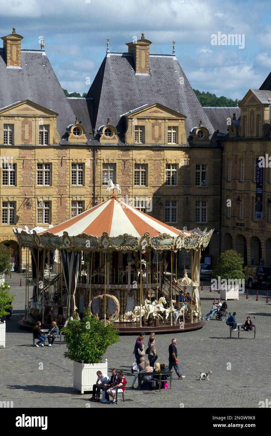 Le chef-lieu du département des ardennes est célébré pour sa magnifique place Ducale considérée comme la soeur de la place des Vosges à Paris. Vue su Banque D'Images