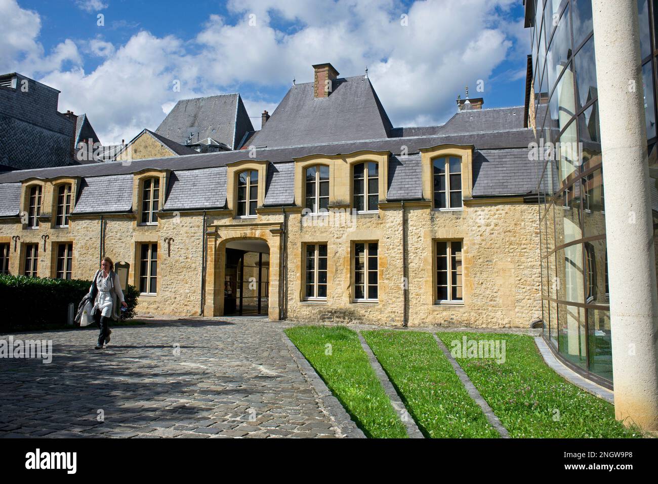 Le chef-lieu du département des ardennes est célébré pour sa magnifique place Ducale considérée comme la soeur de la place des Vosges à Paris. Vue su Banque D'Images