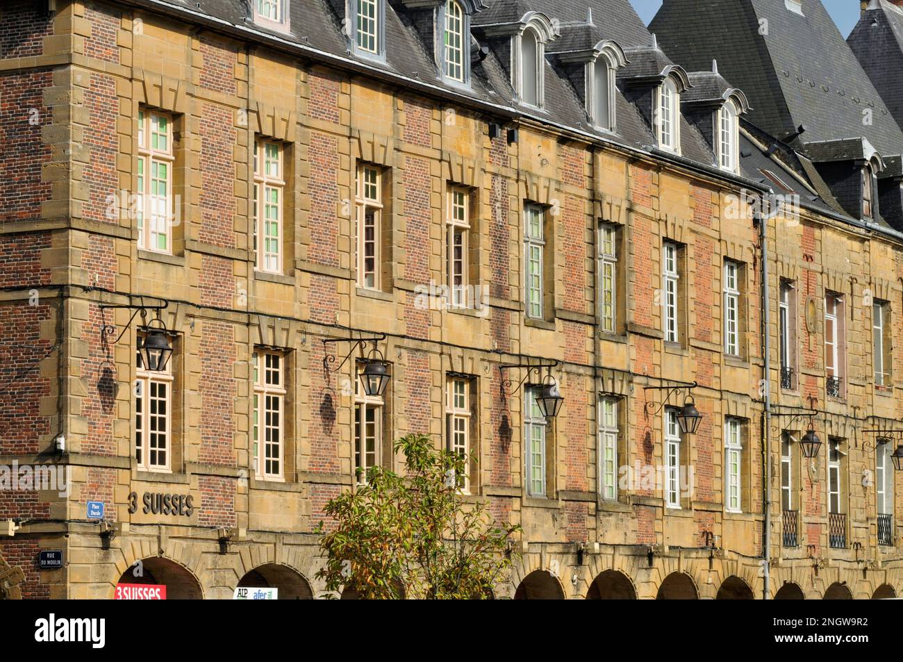 Le chef-lieu du département des ardennes est célébré pour sa magnifique place Ducale considérée comme la soeur de la place des Vosges à Paris. Vue su Banque D'Images