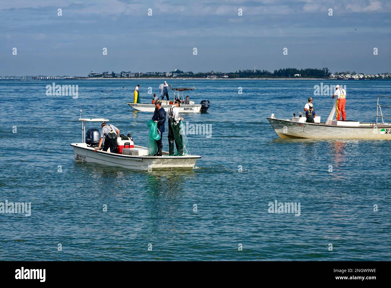 4 bateaux ancrés, hommes pêche, sport, loisirs, filets, Blue Water, Cayo Costa State Park, Charlotte Harbor, Lee County, Floride, hiver Banque D'Images