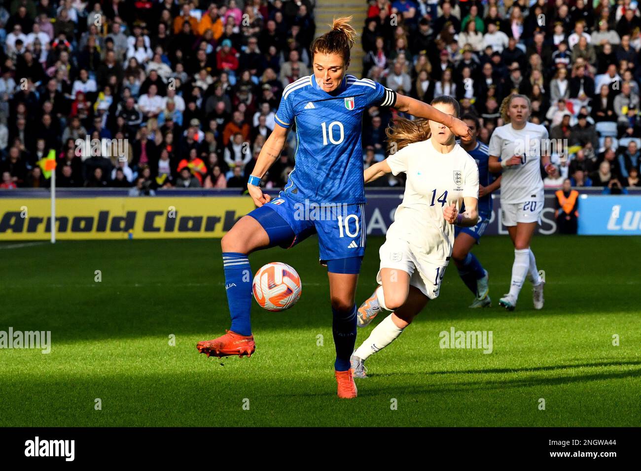 CBS Arena, Coventry, Royaume-Uni. 19th févr. 2023. Arnold Clark Cup football, Angleterre contre l'Italie; Cristiana Girelli de l'Italie crédit: Action plus Sports/Alamy Live News Banque D'Images