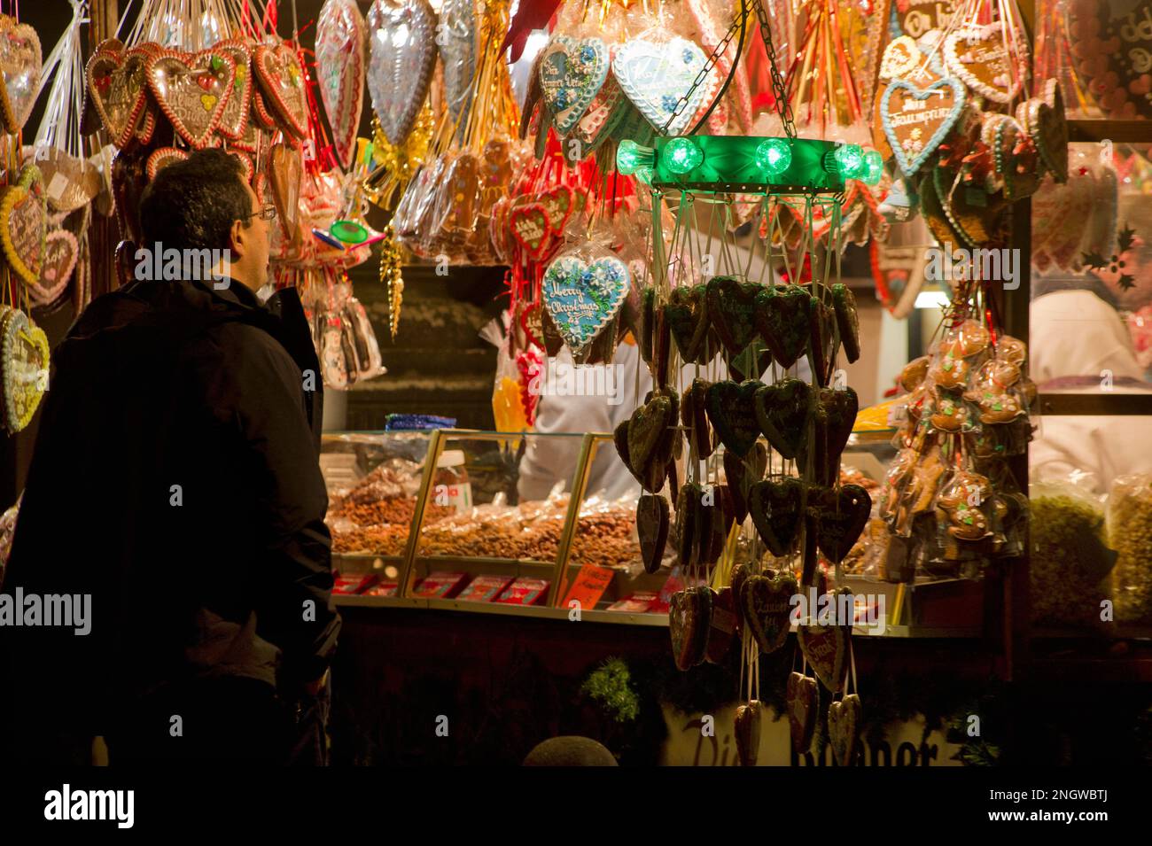 Bonn Marche de Noel sur plusieurs lieux de la Cité. Produits de bouche, vin chaud, soucisses allemandes et nombreuses idees caceaux en font un marché Banque D'Images