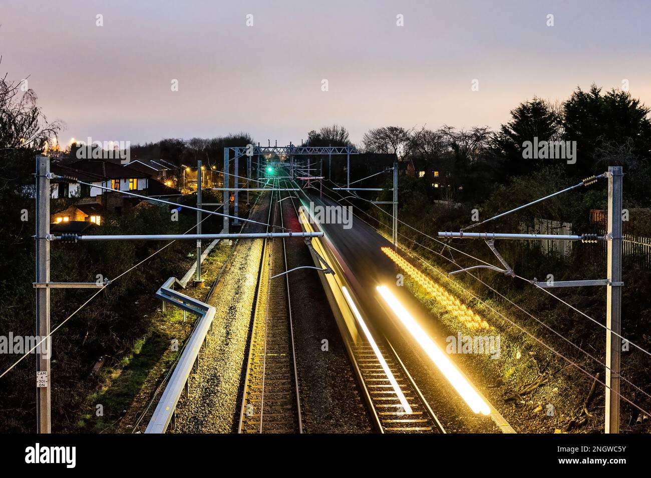 Train de voyageurs à grande vitesse sur piste avec effet de flou au coucher du soleil. Ligne de banlieue de Cardiff, pays de Galles. Banque D'Images