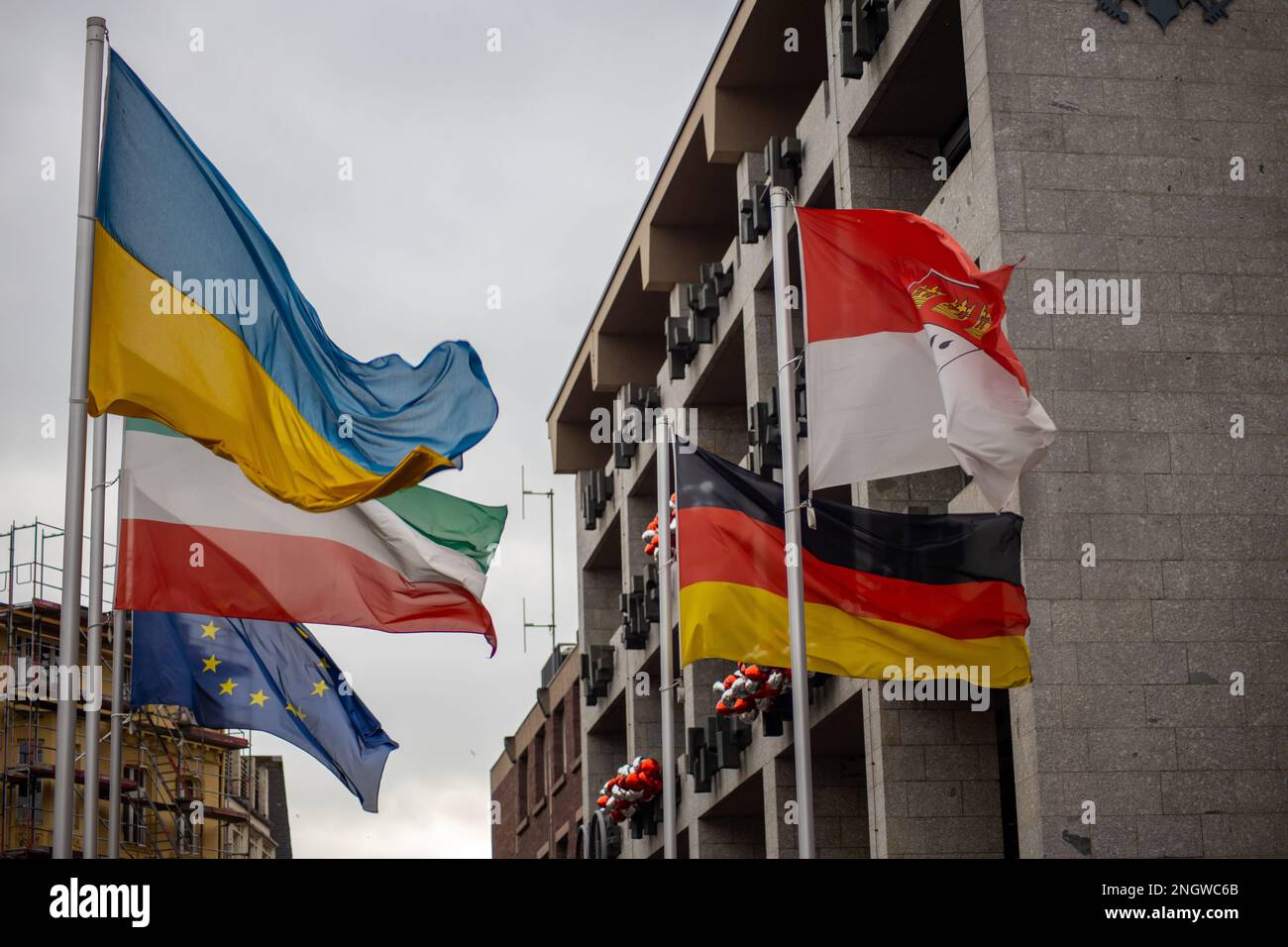 Les drapeaux de Cologne, de Rhénanie-du-Nord-Westphalie, d'Allemagne, d'Ukraine et de l'Union européenne se rassemblent dans le ciel. Crédit: Sinai Noor/Alamy Banque D'Images