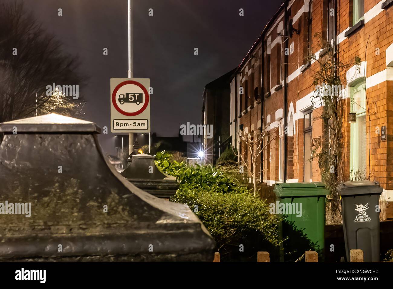 Rangée de maisons mitoyennes de classe moyenne/classe ouvrière dans la banlieue de Cardiff la nuit Banque D'Images