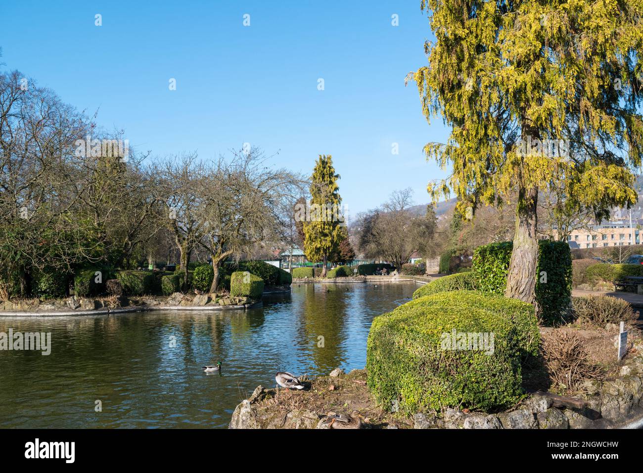 Hall Leys Park sur la rive de la Derwent dans le centre de la vieille ville thermale de Matllock dans le Derbyshire Dales Banque D'Images