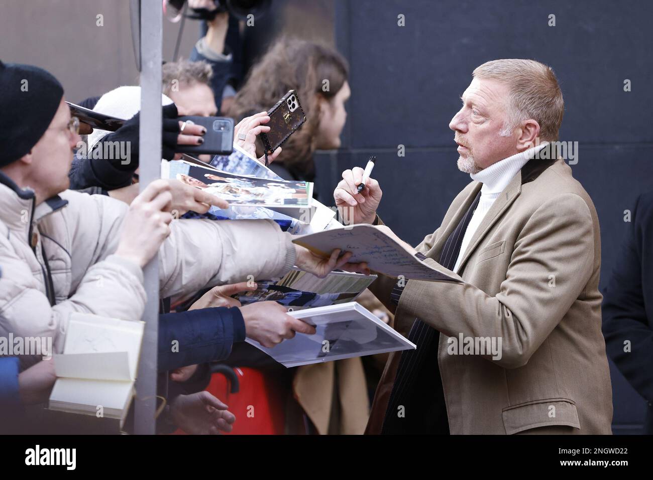 Boris Becker avec des fans arrivant pour le Boom „le monde contre Boris Becker“ Photocall à l'Hôtel Grand Hyatt pendant la Berlinale International 73 Banque D'Images