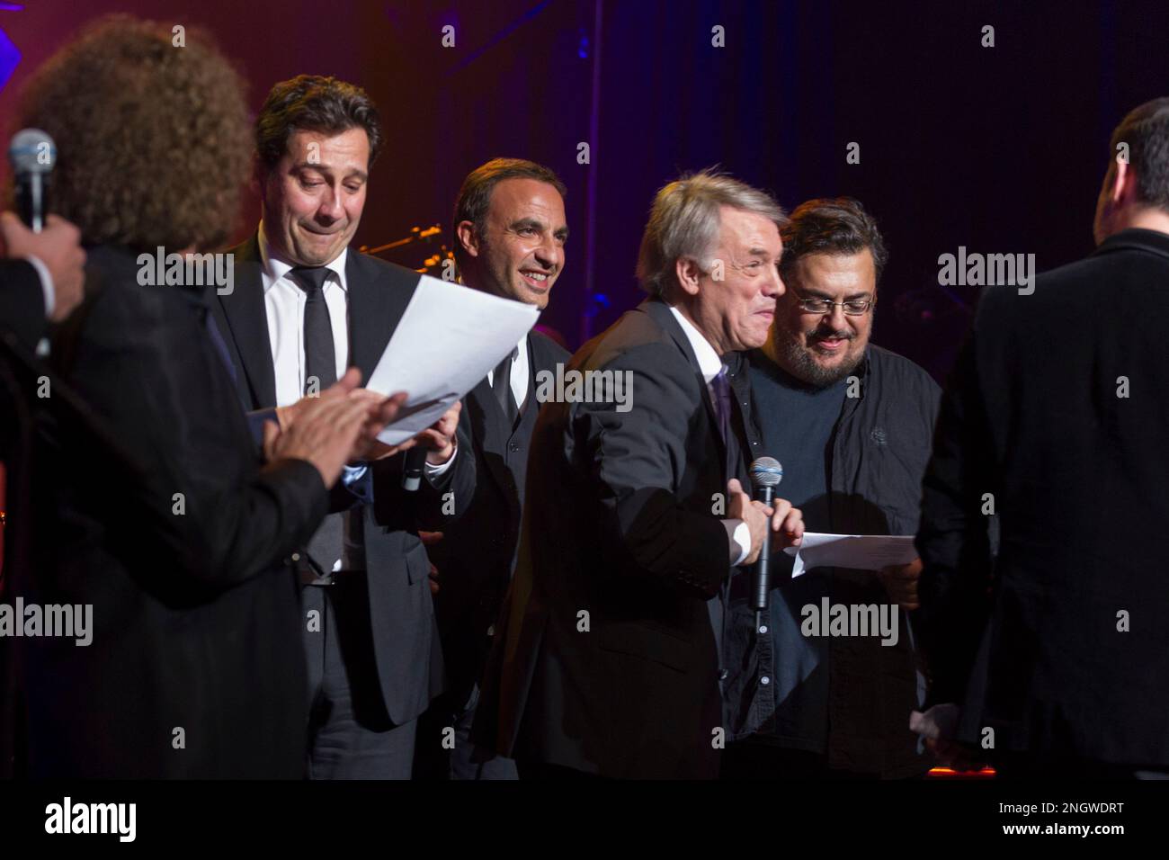 Adamo fete ses 50 ans de carrière et ses 70 ans au Cirque Royal. A la fin du concert il est rejoint par ses amis. | concert pour l'anniversaire de 70th Banque D'Images