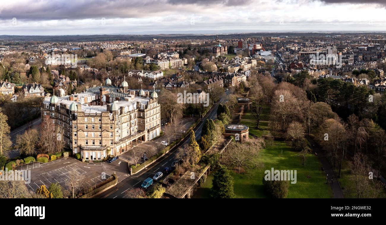 Une vue aérienne de la ville thermale du North Yorkshire de Harrogate avec l'architecture victorienne des anciens bâtiments et le parc public Valley Gardens Banque D'Images