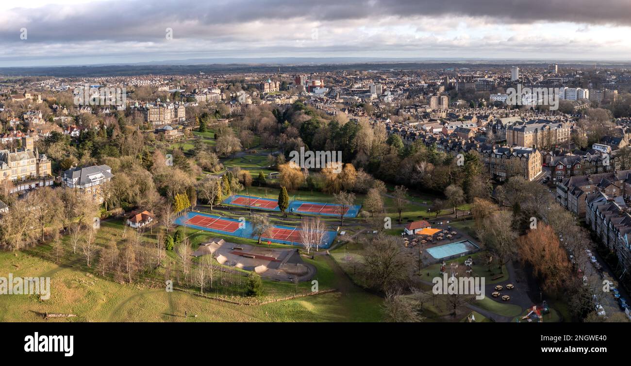Vue aérienne de la ville thermale du North Yorkshire de Harrogate avec architecture victorienne et parc public Valley Gardens Banque D'Images