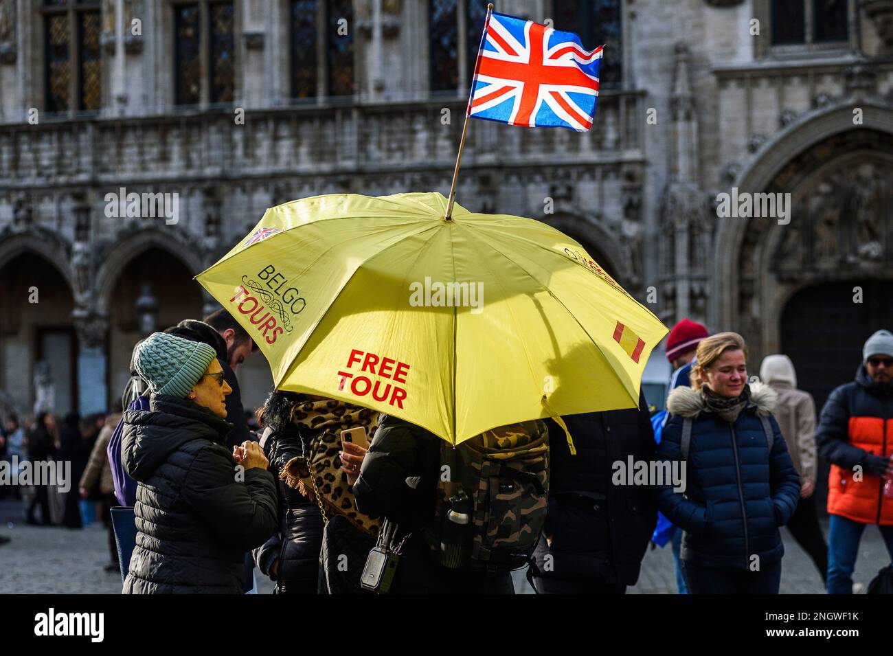 Au milieu de la Grand-place de Bruxelles, un guide attend les clients. Visite en anglais | au milieu de la Grand-place de Bru Banque D'Images